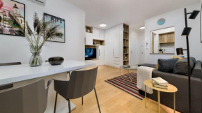 Aurelia's Stylish Place with FREE parking